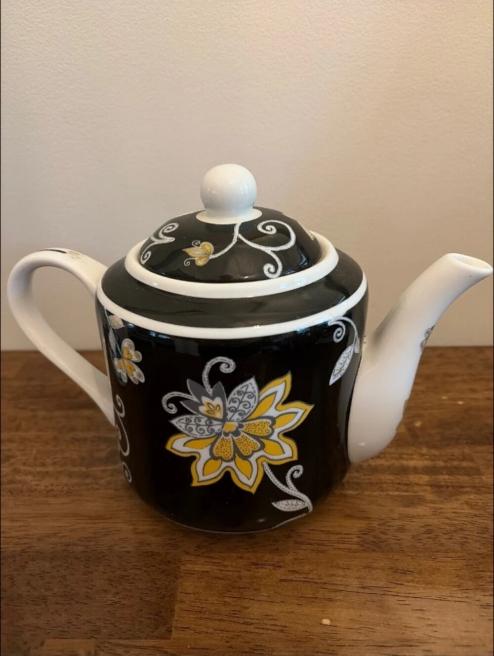 Vera Bradley Black and Yellow Floral Yellow Bird Ceramic Teapot - Beautiful 🦋